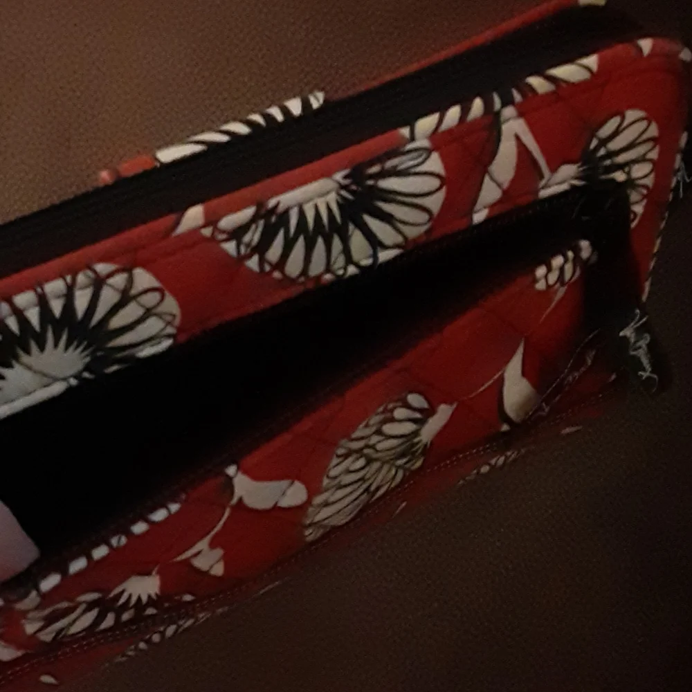 Vera Bradley red black white floral wallet clutch zipper pocket latch 8x5" …EUC⁰ - Picture 3 of 8